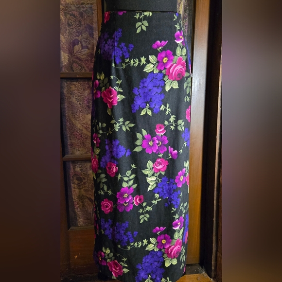 Striking Multicolored pencil maxi skirt, perfect for casual wear - Picture 1 of 9